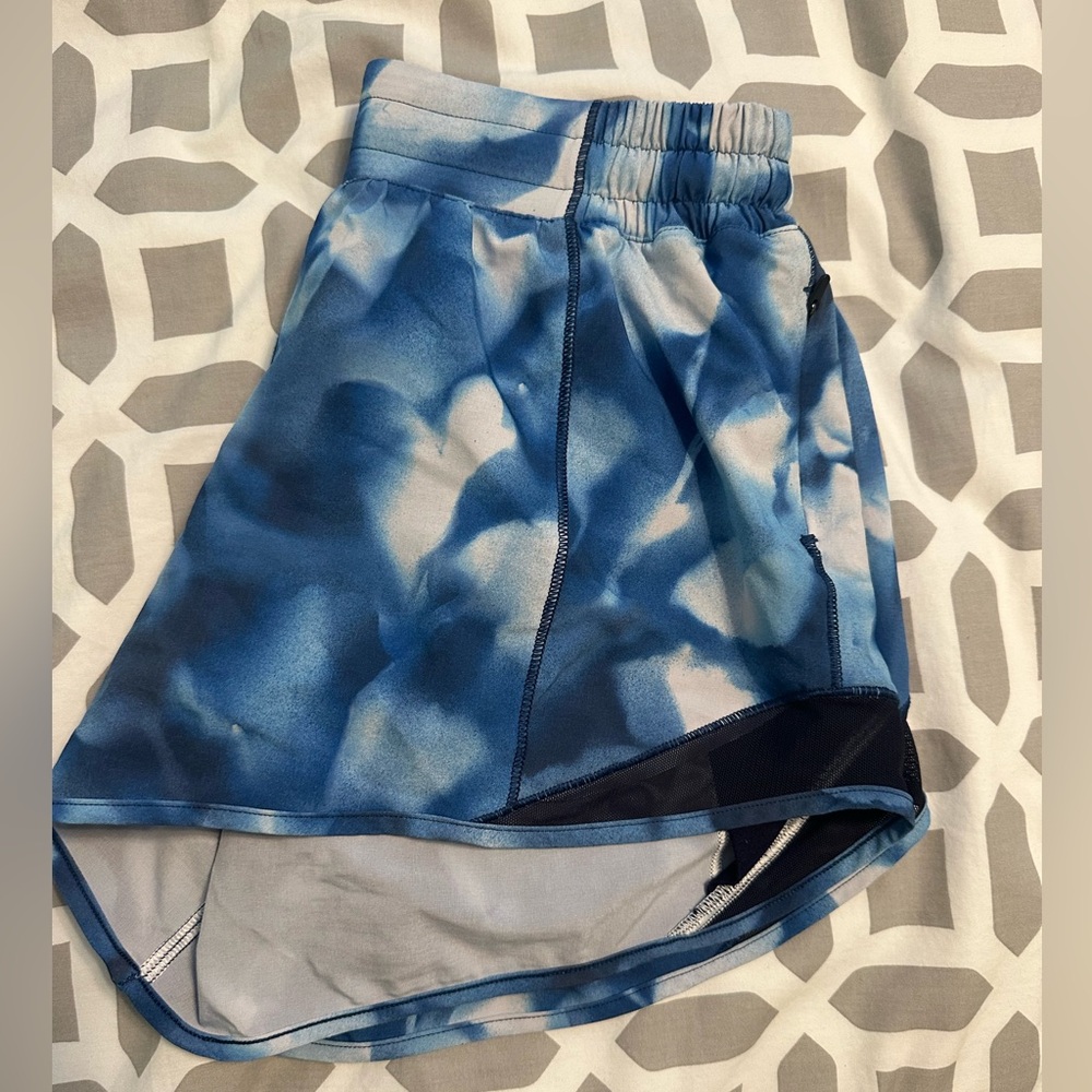 Lulu lemon hotty hot short, size 6, blue pattern